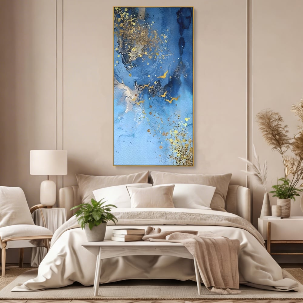 Tablou canvas cu tablou abstract cu pasari aurii, in rama de aluminiu auriu, pe perete intr-un dormitor
